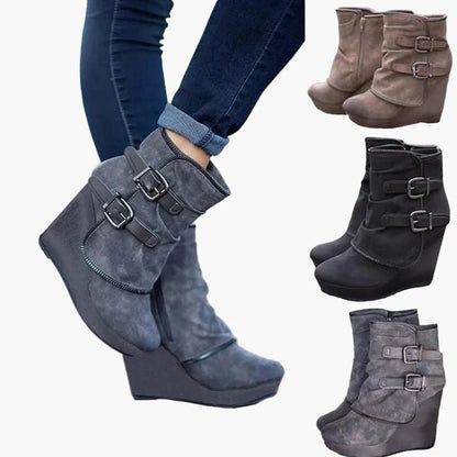 Damkängor med kilklack och dubbla spännen – trendiga vardagsboots för höst och vinter