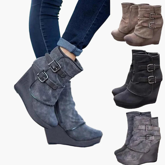 Damkängor med kilklack och dubbla spännen – trendiga vardagsboots för höst och vinter