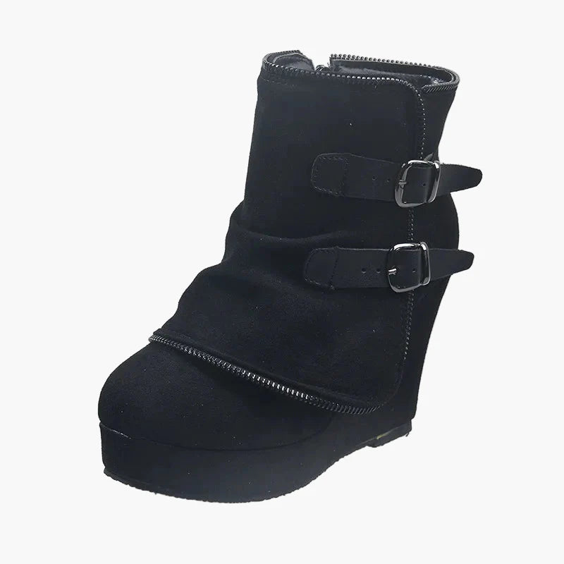 Damkängor med kilklack och dubbla spännen – trendiga vardagsboots för höst och vinter