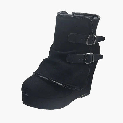 Damkängor med kilklack och dubbla spännen – trendiga vardagsboots för höst och vinter