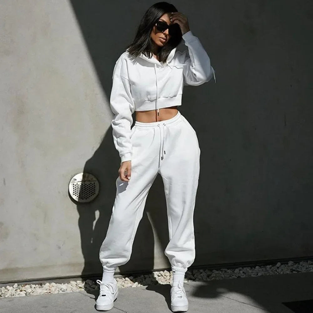 Damers tvådelat set – sportigt och trendigt set med croppad hoodie och byxor för vardag och fritid