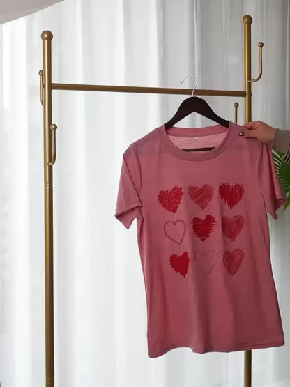 Dam T-shirt med hjärttryck – Avslappnad grafisk stil för vardag och romantiska tillfällen