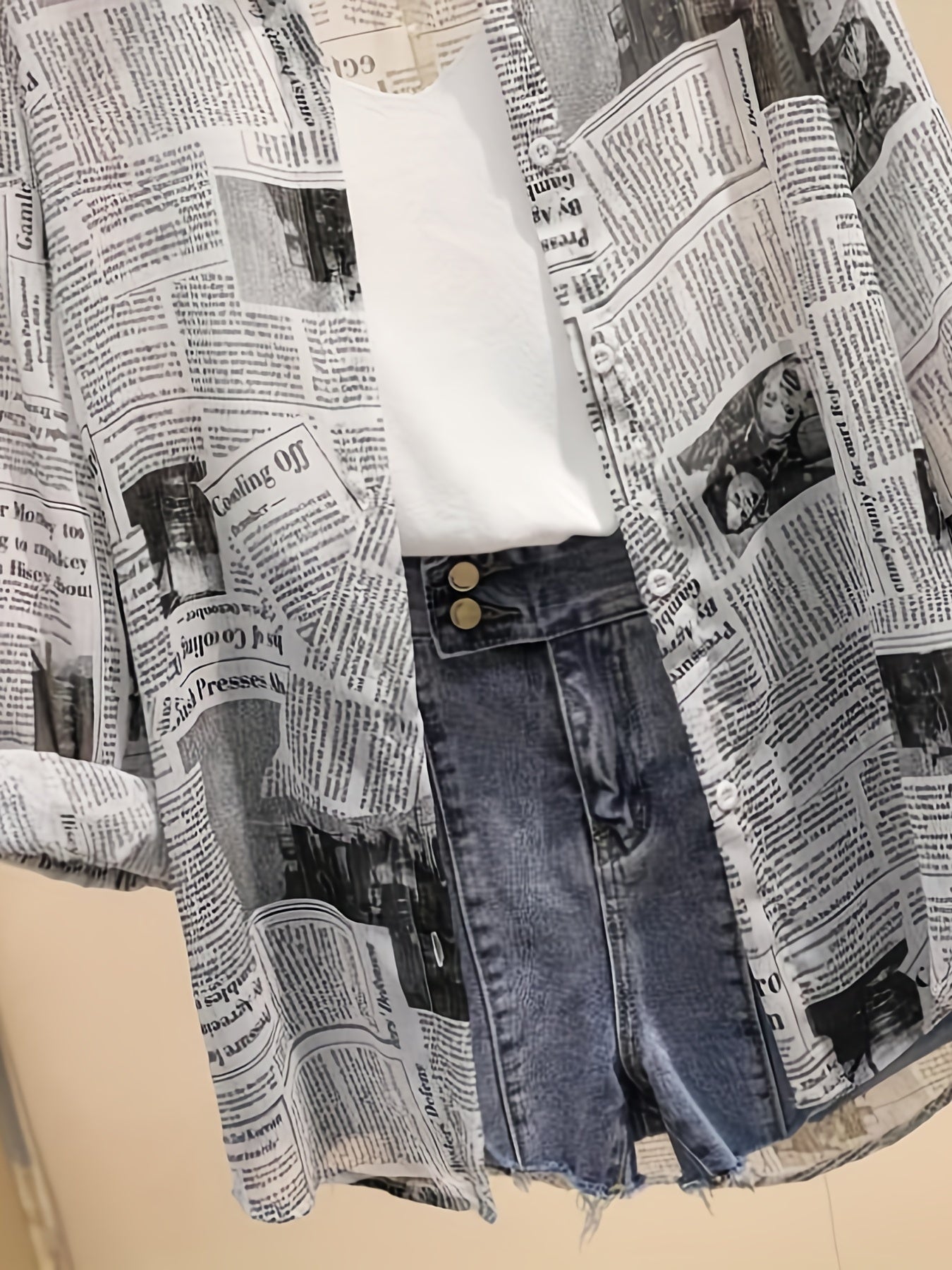 Damläsning Skjorta med Tidningstryck och Högmidjade Shorts – Trendig Set för Vardagsbruk