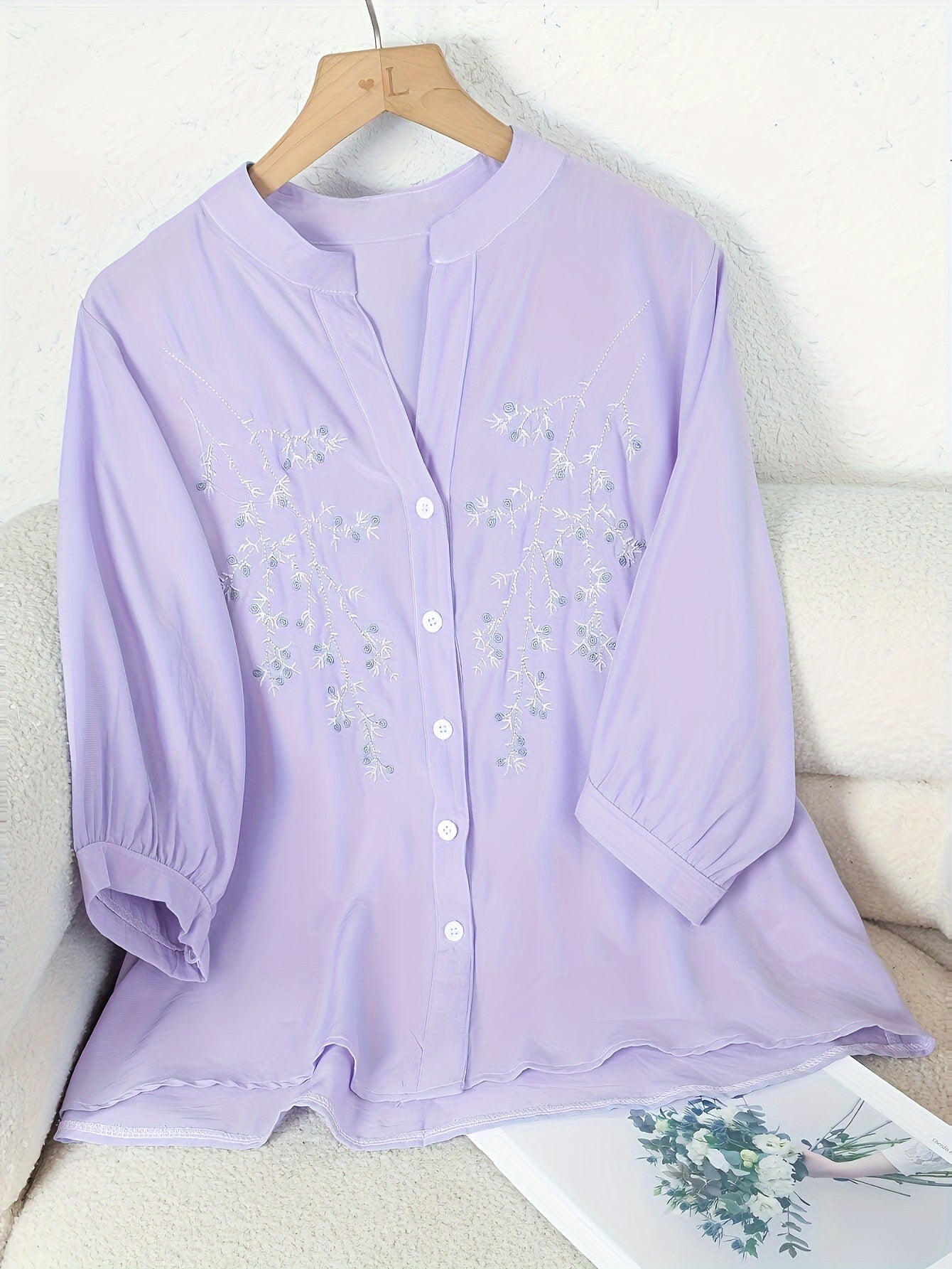 Dam Elegant Blus med Broderade Blommor och Ståkrage – Perfekt för Sommar och Arbete