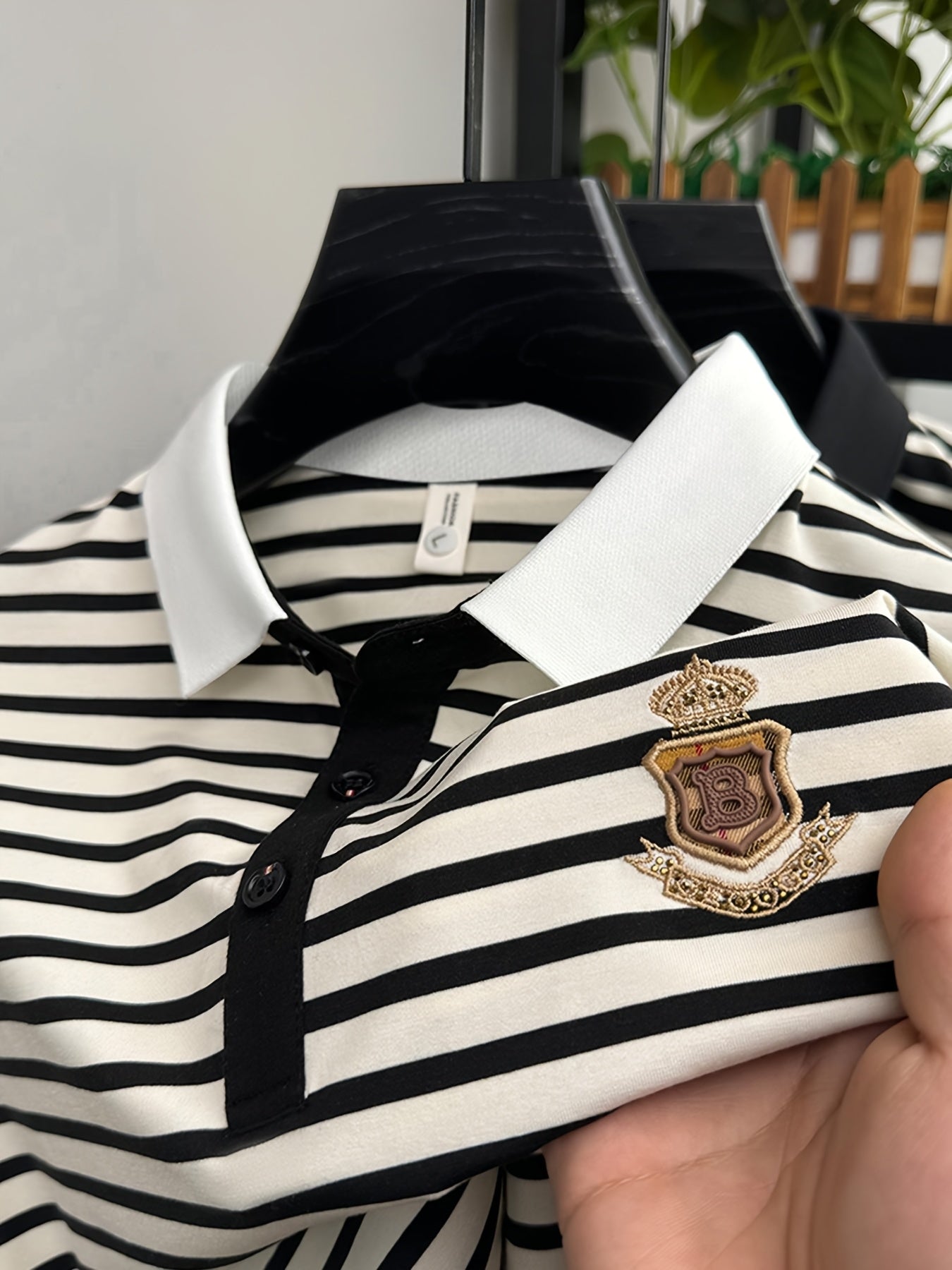 Herr Pikétröja med Klassiska Ränder och Broderad Emblem – Stilren och Sportig för Fritid och Arbete