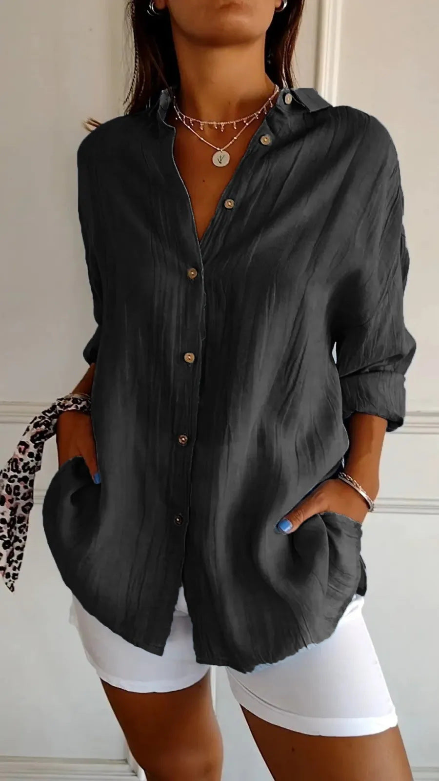 Joy – Långärmad Blus med Enkelknäppning och Plissering