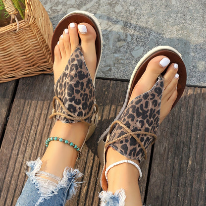 Damsandaler med leopardmönster – Bohemisk sommarsandal med låg klack och tårem