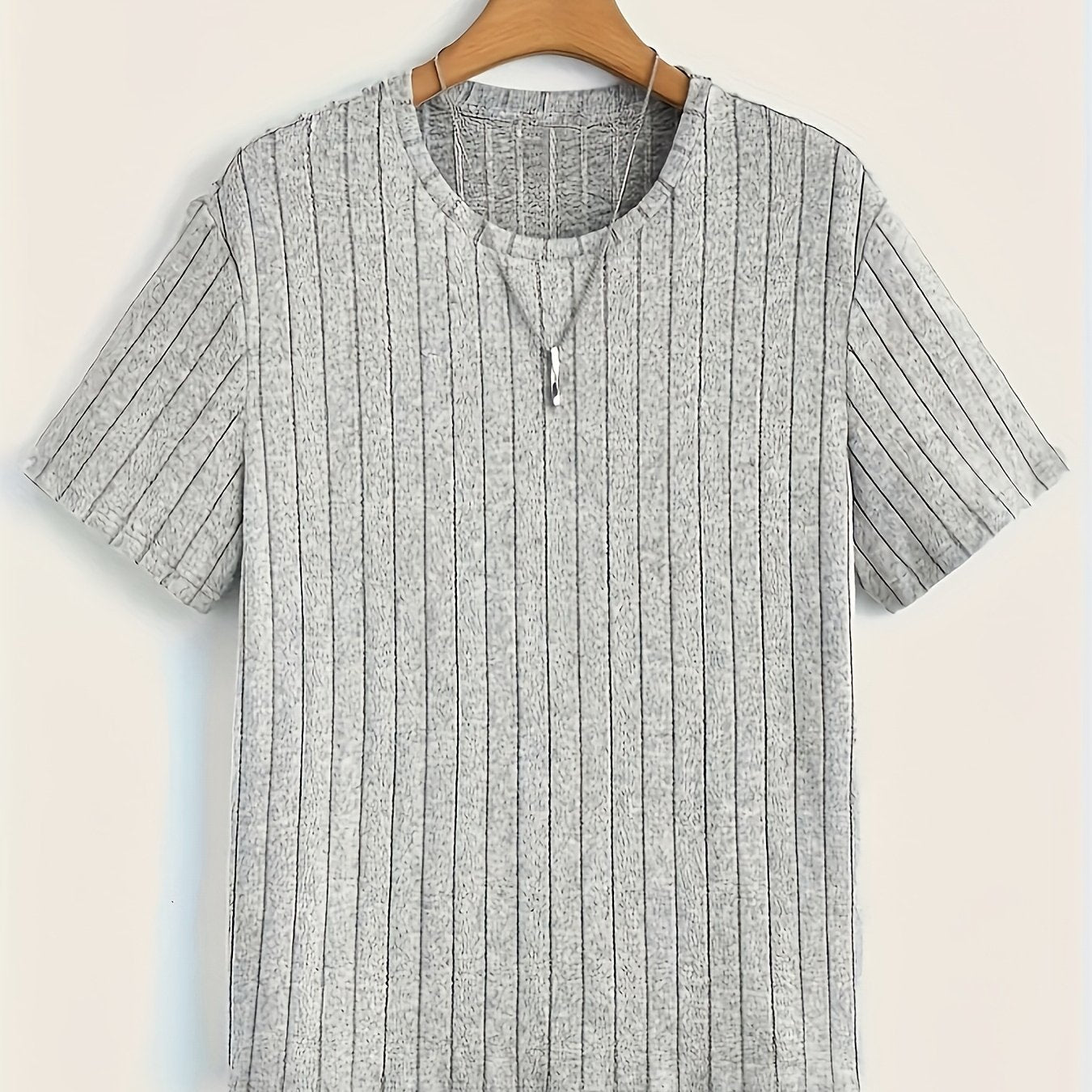 Herr T-shirt med trendigt ribbat mönster och avslappnad passform – Perfekt för vardag och stilrena lager på lager-outfits