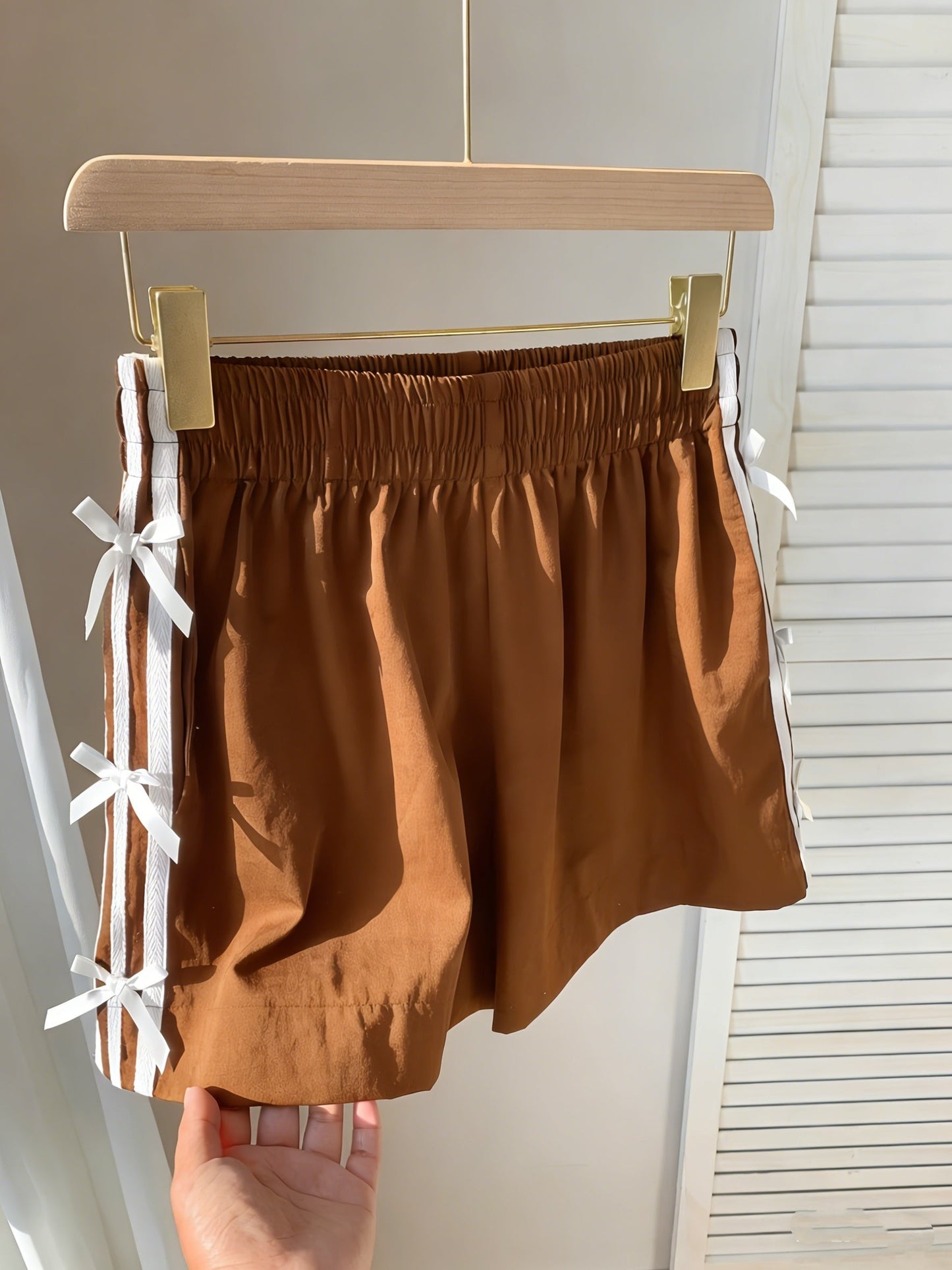 Damshorts med sportig design och dekorativa rosetter – Perfekt för sommar och semester