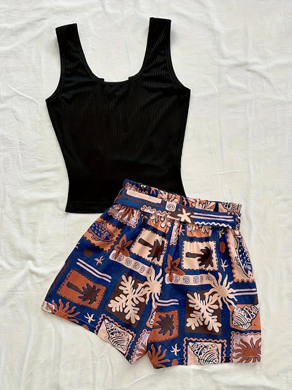 Damset med ribbad linne och tropiska shorts – semesterstil och sommaroutfit