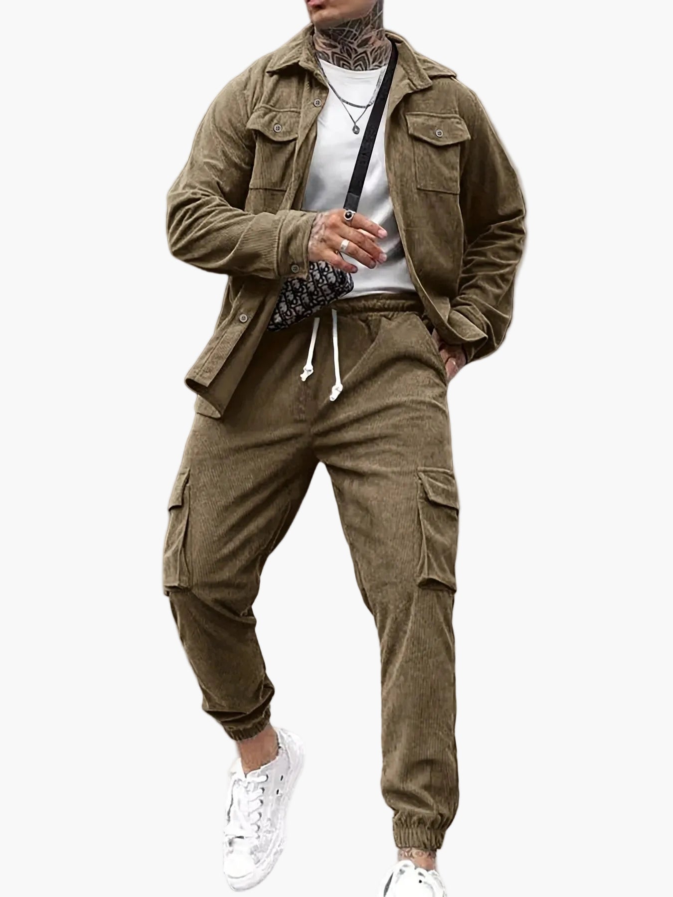 Herrarnas avslappnade set med cargobyxor och skjorta – modern streetwear för vardag och fritid