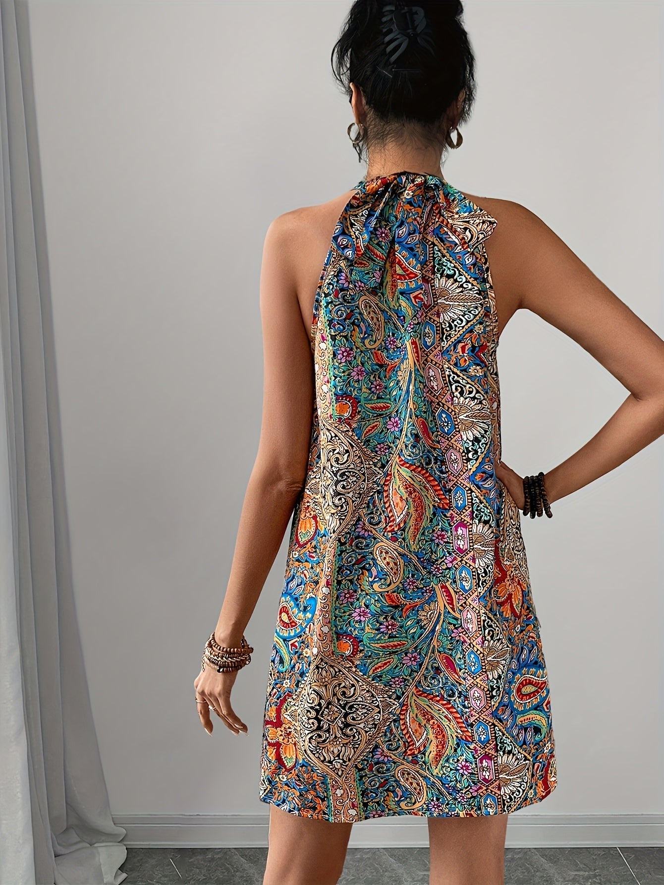 Damklänning med halterneck och abstrakt mönster, elegant sommarklänning för vardag och semester