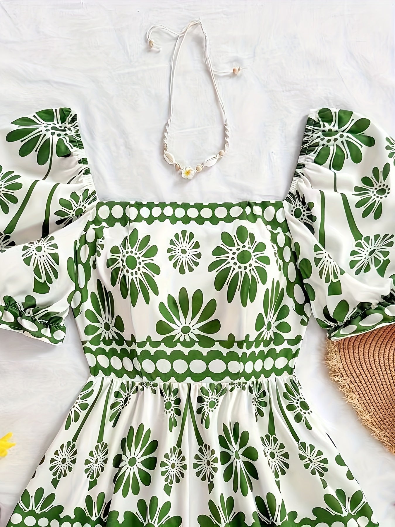 Dam Playsuit med Puffärmar och Vintage Blommönster – Perfekt för Sommar och Trädgårdsfest