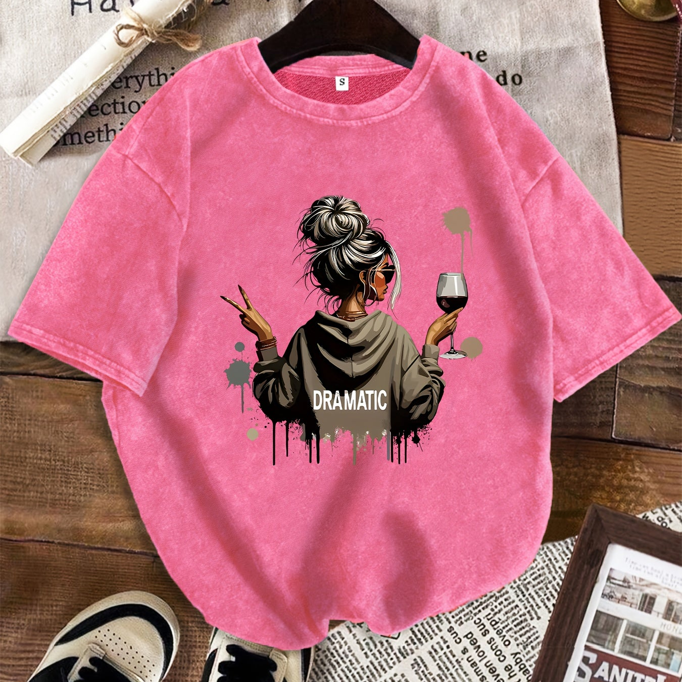 Dam T-shirt med tryck – Dramatic, avslappnad stil, perfekt för vardag och fritid
