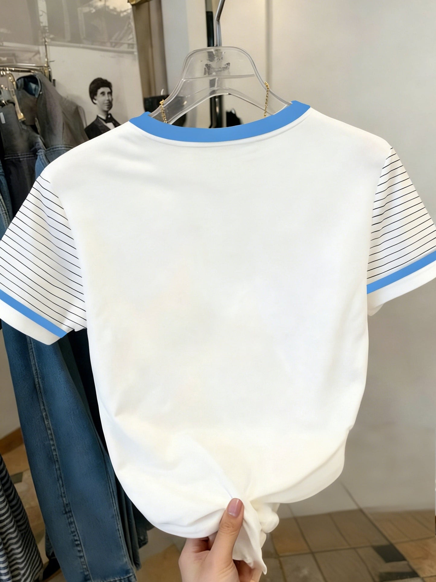 Dam T-shirt med enhörningslogotyp och randiga ärmar – Trendig vardagsstil