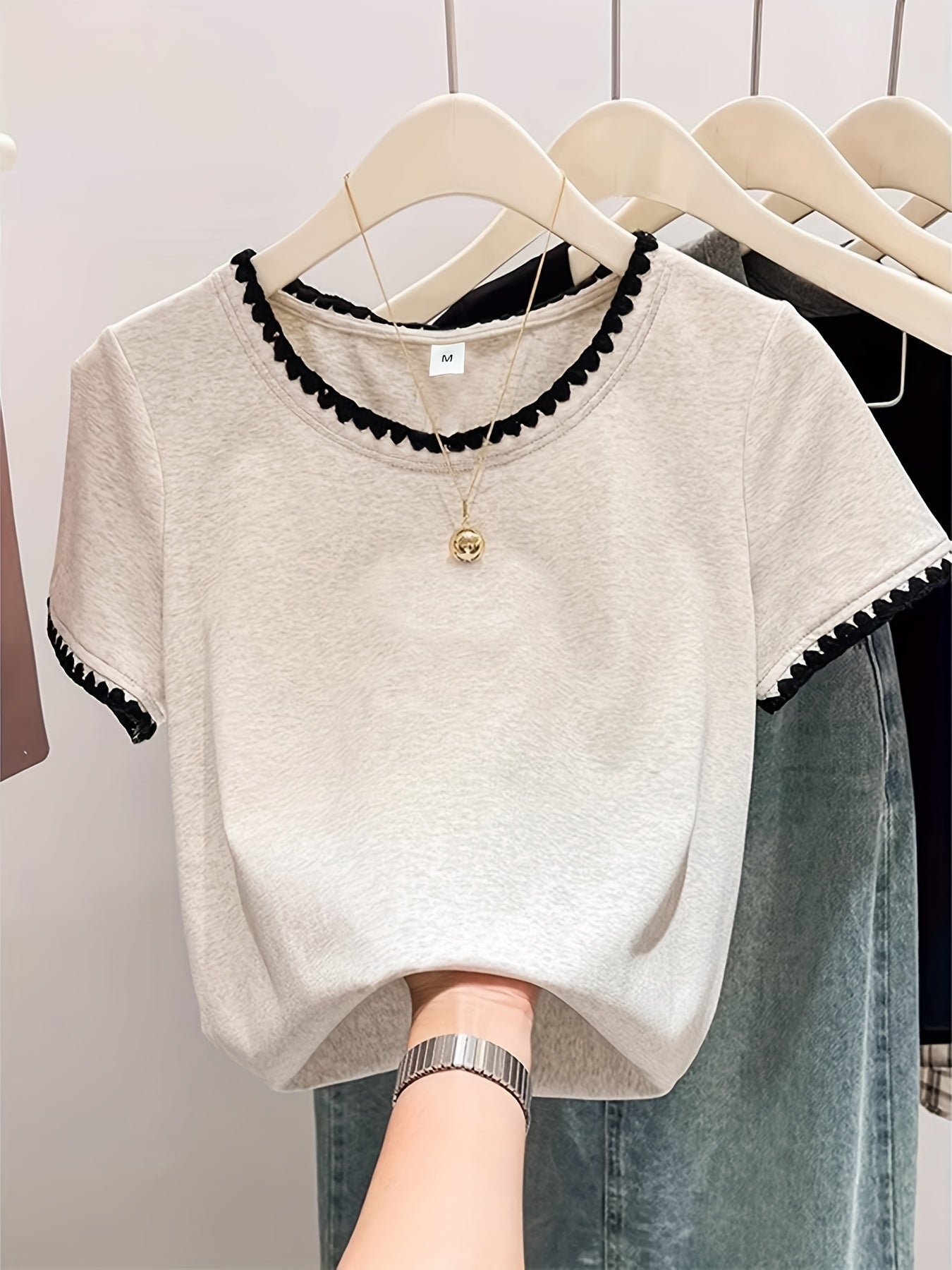 Dam Topp med Dekorativ Kant och Elegant Stil för Vardagsbruk och Fest