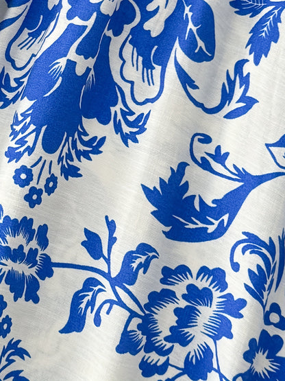 Damklänning i midilängd med blommigt mönster och knytning fram – Perfekt för sommar och semester