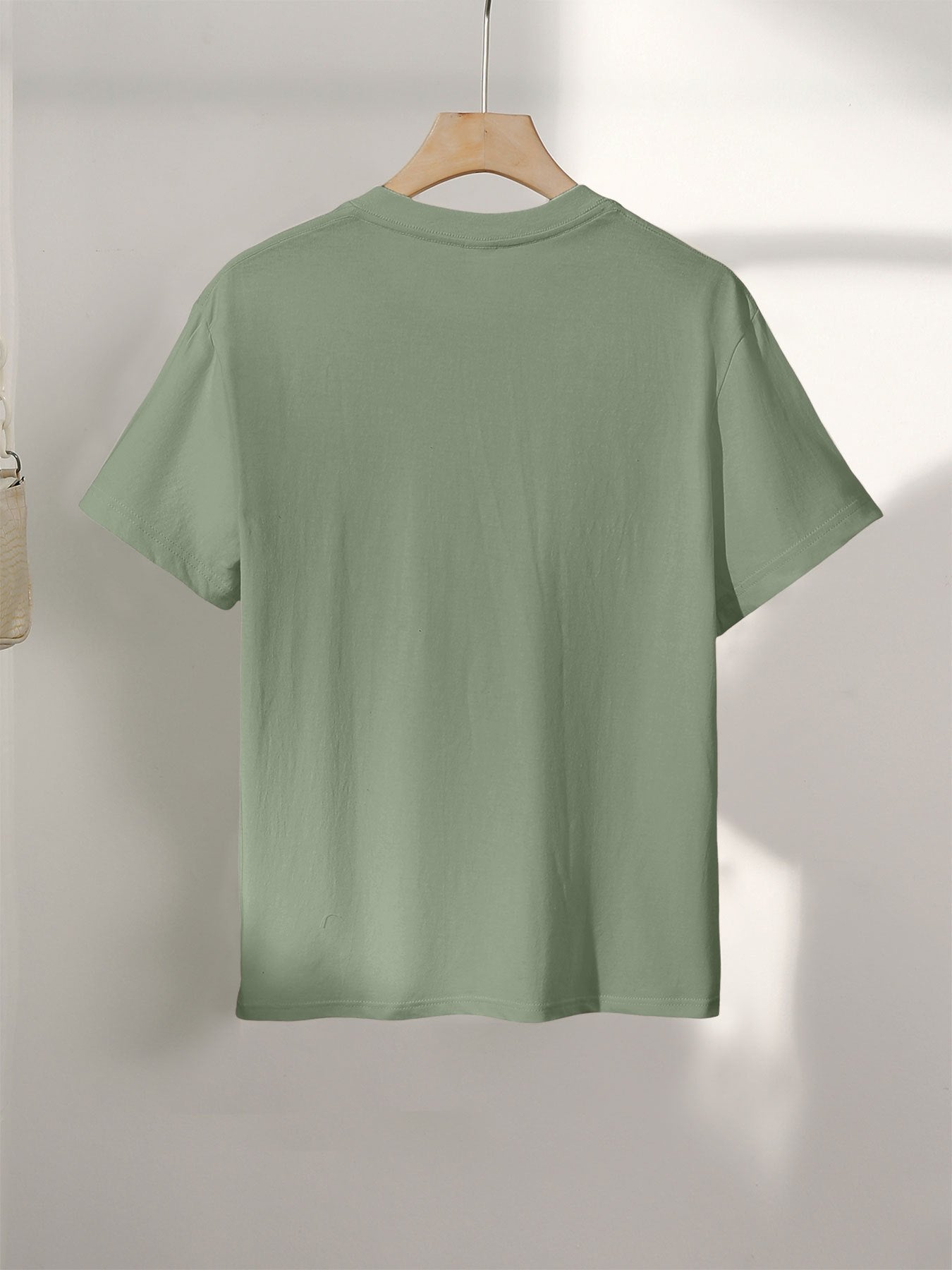 Dam T-shirt med djurmönster och inspirerande text – Trendig vardagstop med leopard- och zebramotiv