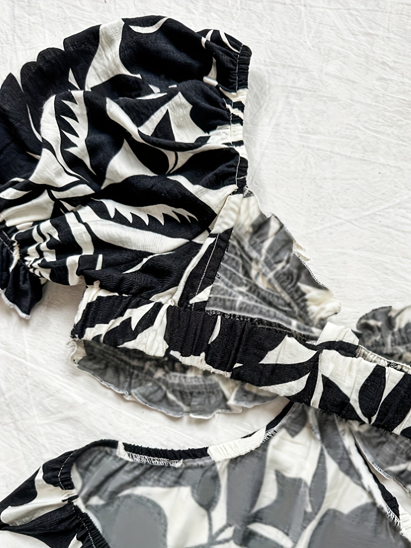 Dam Playsuit med Tropiskt Bladmönster och Puffärmar – Perfekt för Sommar och Semester