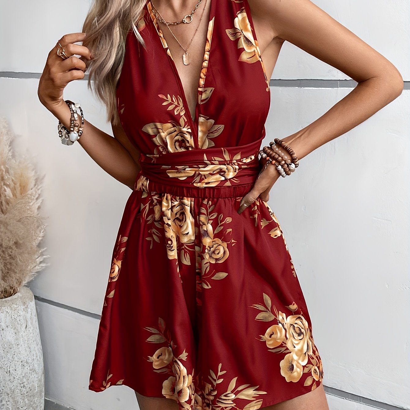 Dam Playsuit med Djup V-ringning och Blommigt Mönster – Elegant och Trendig Jumpsuit för Fritid och Fest