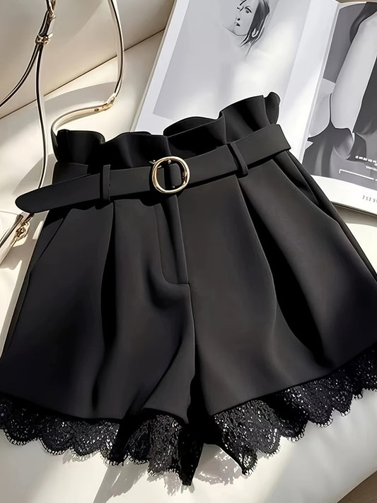 Damshorts med paperbagmidja och spetsdetalj – Elegant och trendig för fest och vardag
