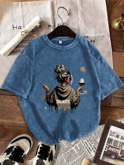 Dam T-shirt med tryck – Dramatic, avslappnad stil, perfekt för vardag och fritid