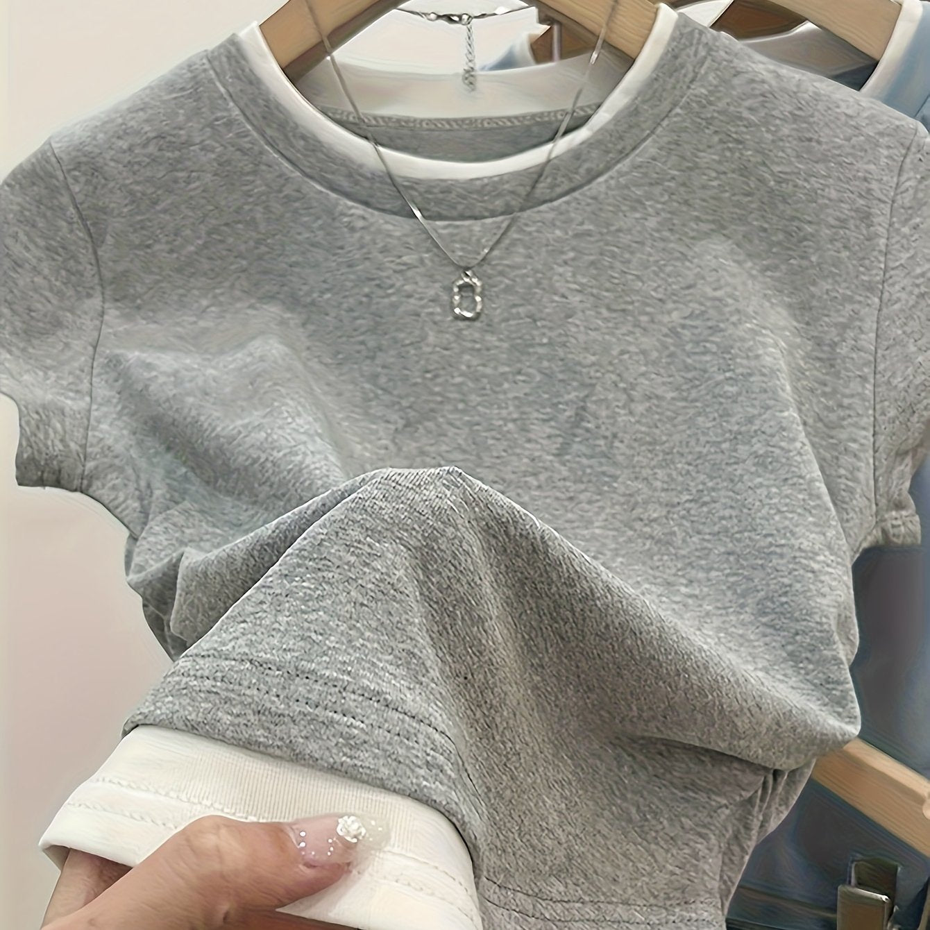 Dam T-shirt med modern lager-på-lager-look och avslappnad passform – Perfekt för vardag och fritid