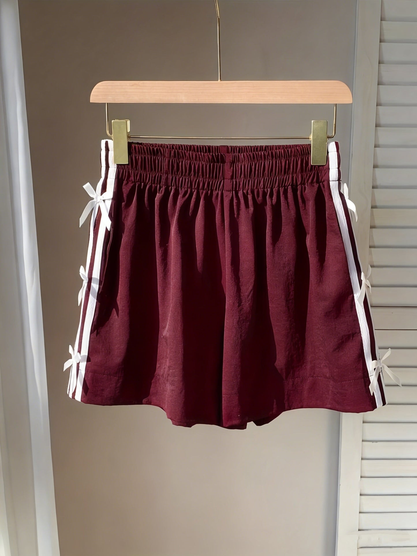 Damshorts med sportig design och dekorativa rosetter – Perfekt för sommar och semester