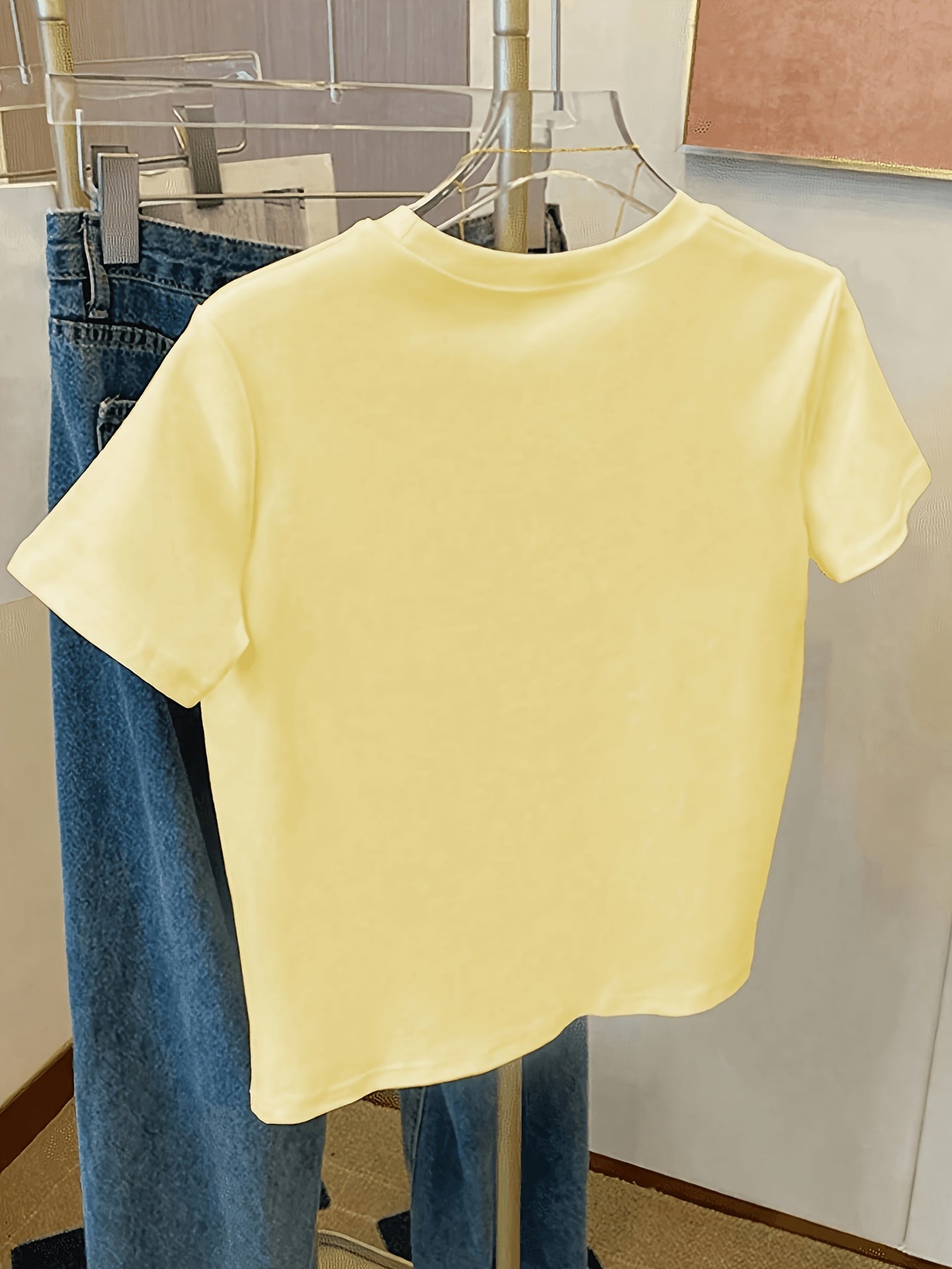 Dam T-shirt med citronbrodyr – Trendig casual stil för vardagsbruk
