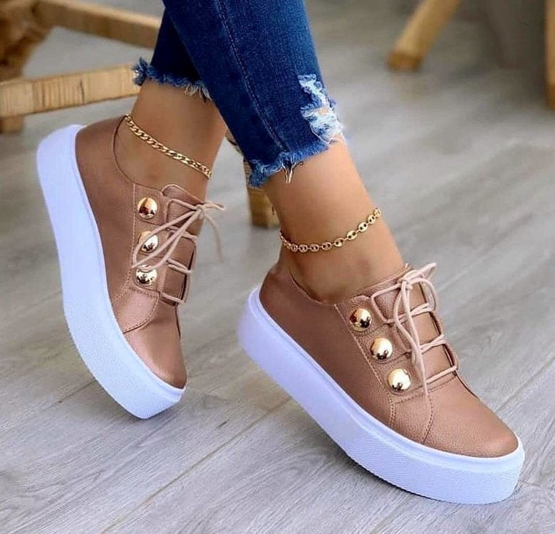 Luftiga sommarsneakers för kvinnor – Trendiga platåskor med dekorativa detaljer