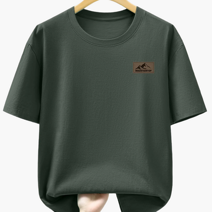 Herr T-shirt med minimalistisk bergslogga – Avslappnad och trendig vardagsstil