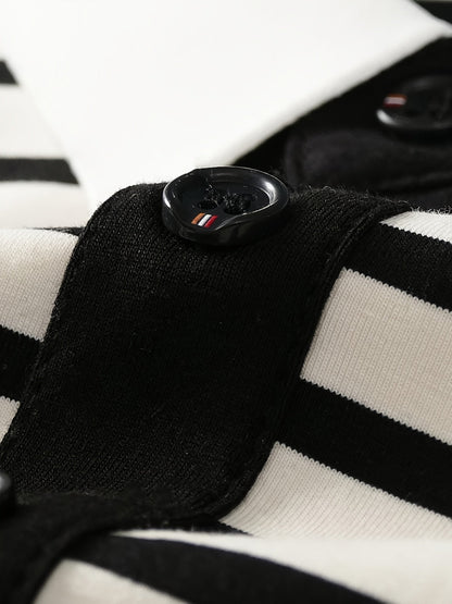 Herr Pikétröja med Klassiska Ränder och Broderad Emblem – Stilren och Sportig för Fritid och Arbete