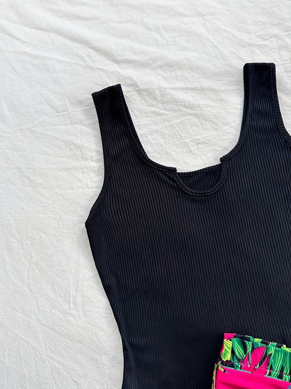 Damset med ribbad linne och tropiska shorts – semesterstil och sommaroutfit