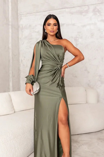 Damernas festklänning – Elegant asymmetrisk kvällsklänning med draperad axel och slits
