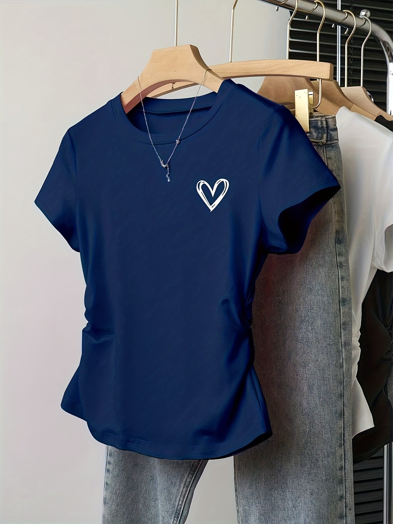 Dam T-shirt med hjärtmotiv och smickrande passform – Trendigt vardagsplagg
