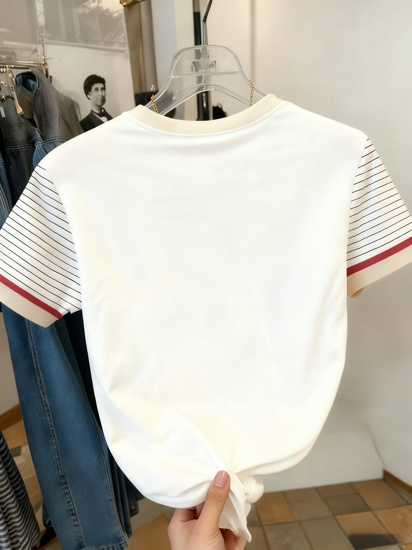 Dam T-shirt med enhörningslogotyp och randiga ärmar – Trendig vardagsstil