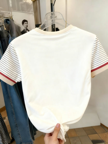 Dam T-shirt med enhörningslogotyp och randiga ärmar – Trendig vardagsstil