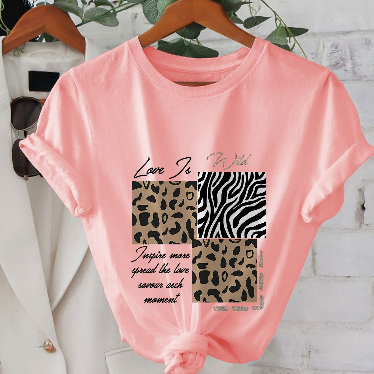 Dam T-shirt med djurmönster och inspirerande text – Trendig vardagstop med leopard- och zebramotiv