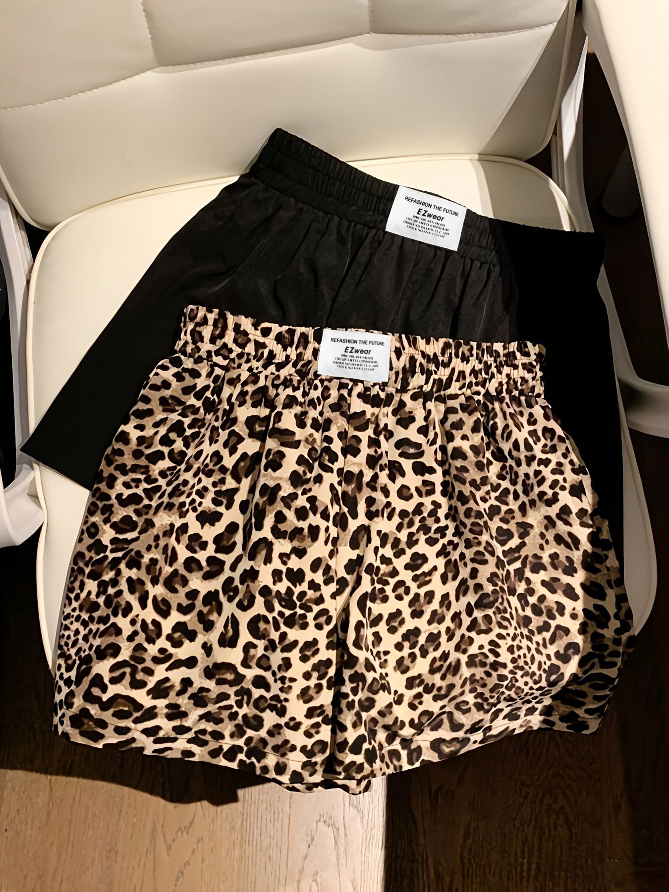 Damshorts med lös passform, leopardmönster och svarta – avslappnad sommarstil