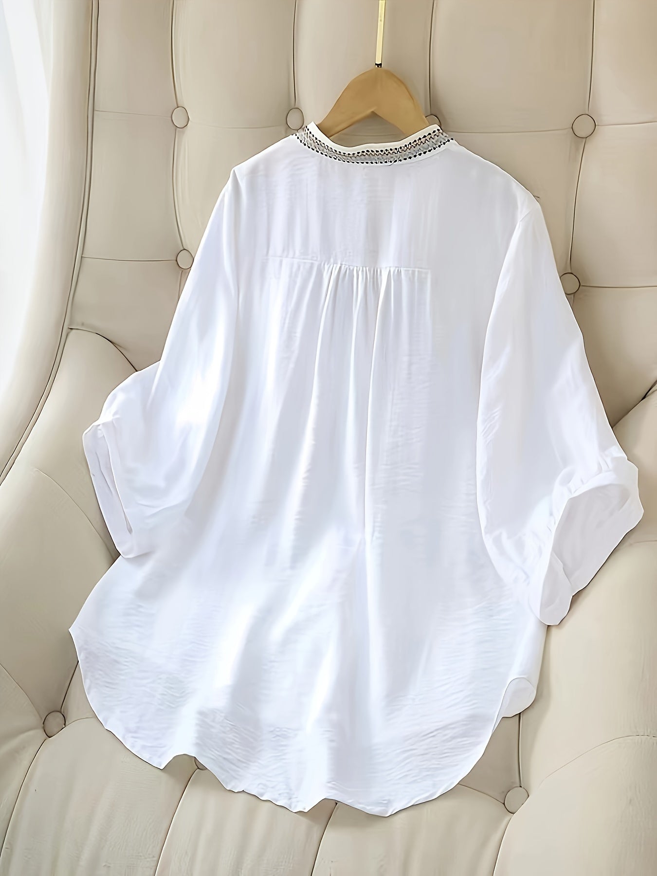 Dam Blus med Broderad Detalj och Ståkrage – Elegant Vår/Sommar