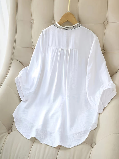 Dam Blus med Broderad Detalj och Ståkrage – Elegant Vår/Sommar