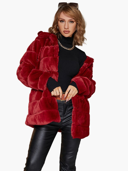 Damjacka i modern pälskänsla – trendig höst- och vinterkappa för urbana looks