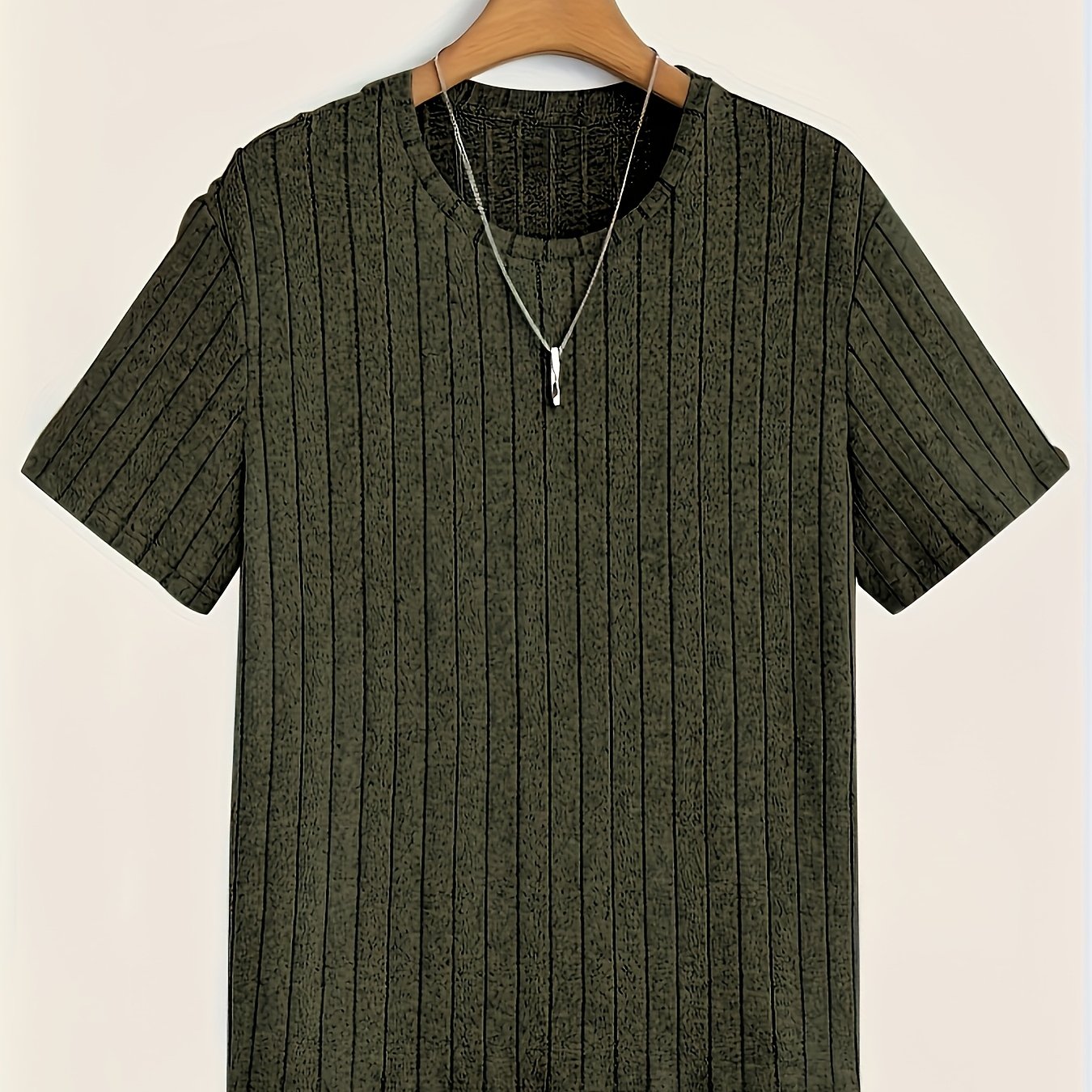 Herr T-shirt med trendigt ribbat mönster och avslappnad passform – Perfekt för vardag och stilrena lager på lager-outfits