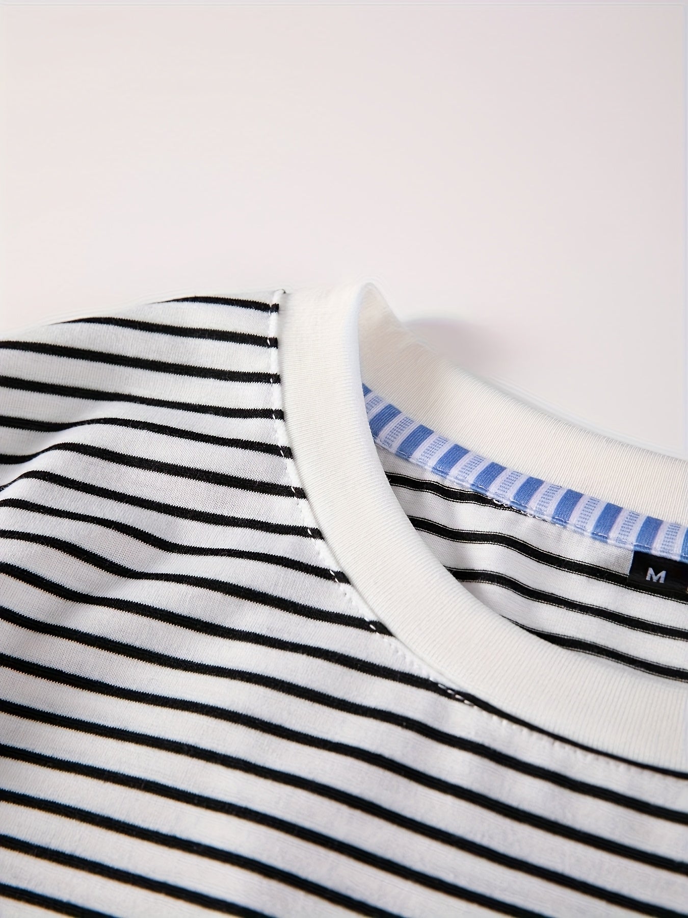 Herr T-shirt med horisontella ränder – Stilren och mångsidig vardagsstil