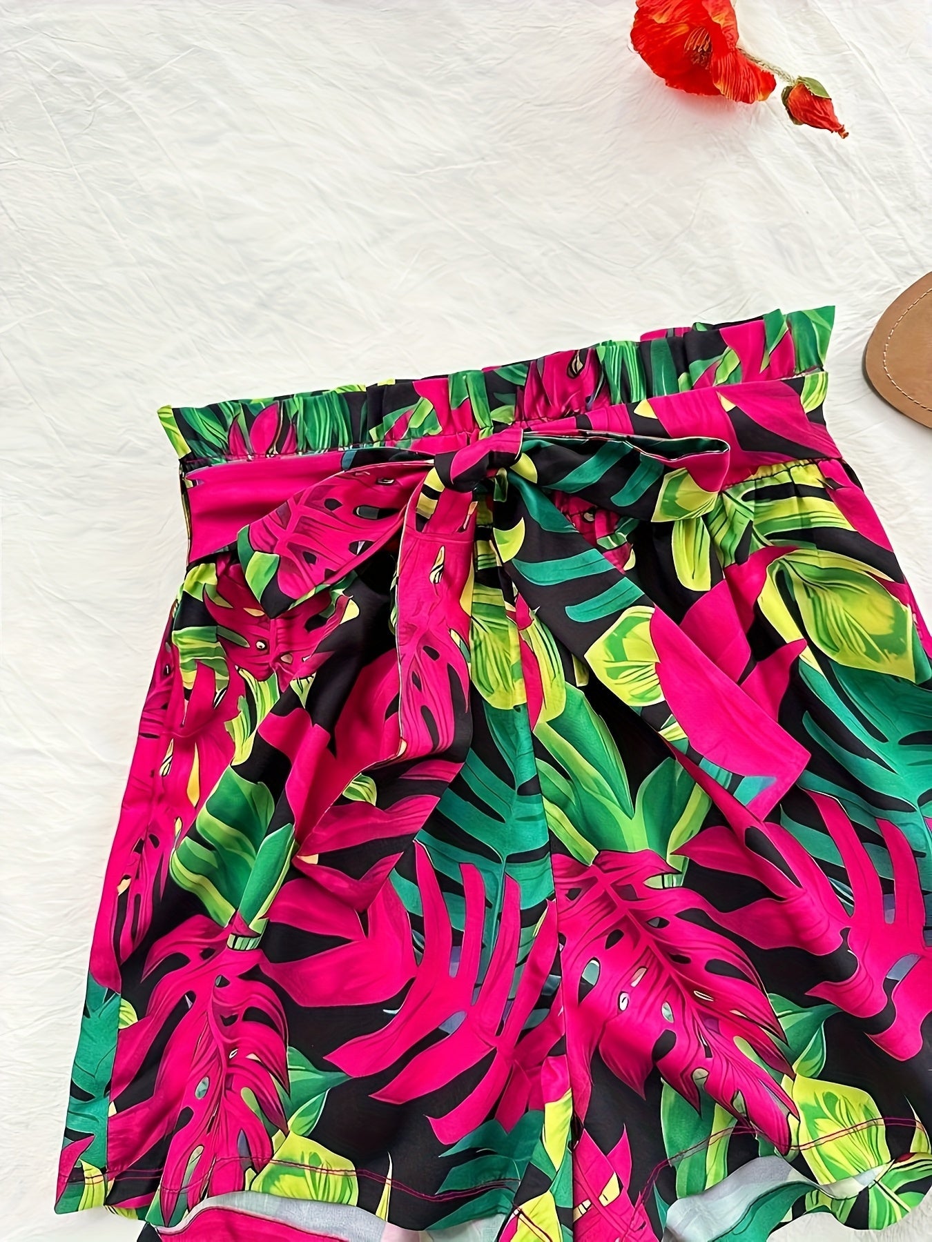 Damset med ribbad linne och tropiska shorts – semesterstil och sommaroutfit