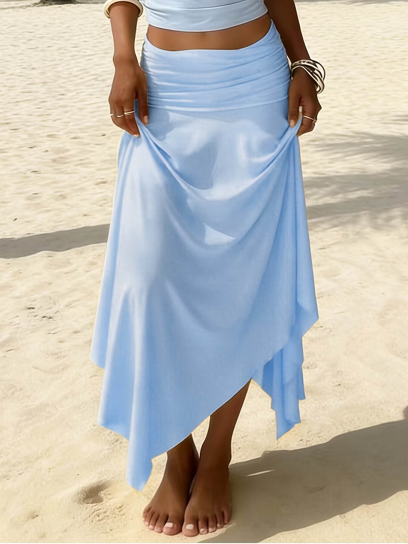 Damernas asymmetriska strandkjol med volanger och handkerchief-hem – perfekt för semester och strandliv