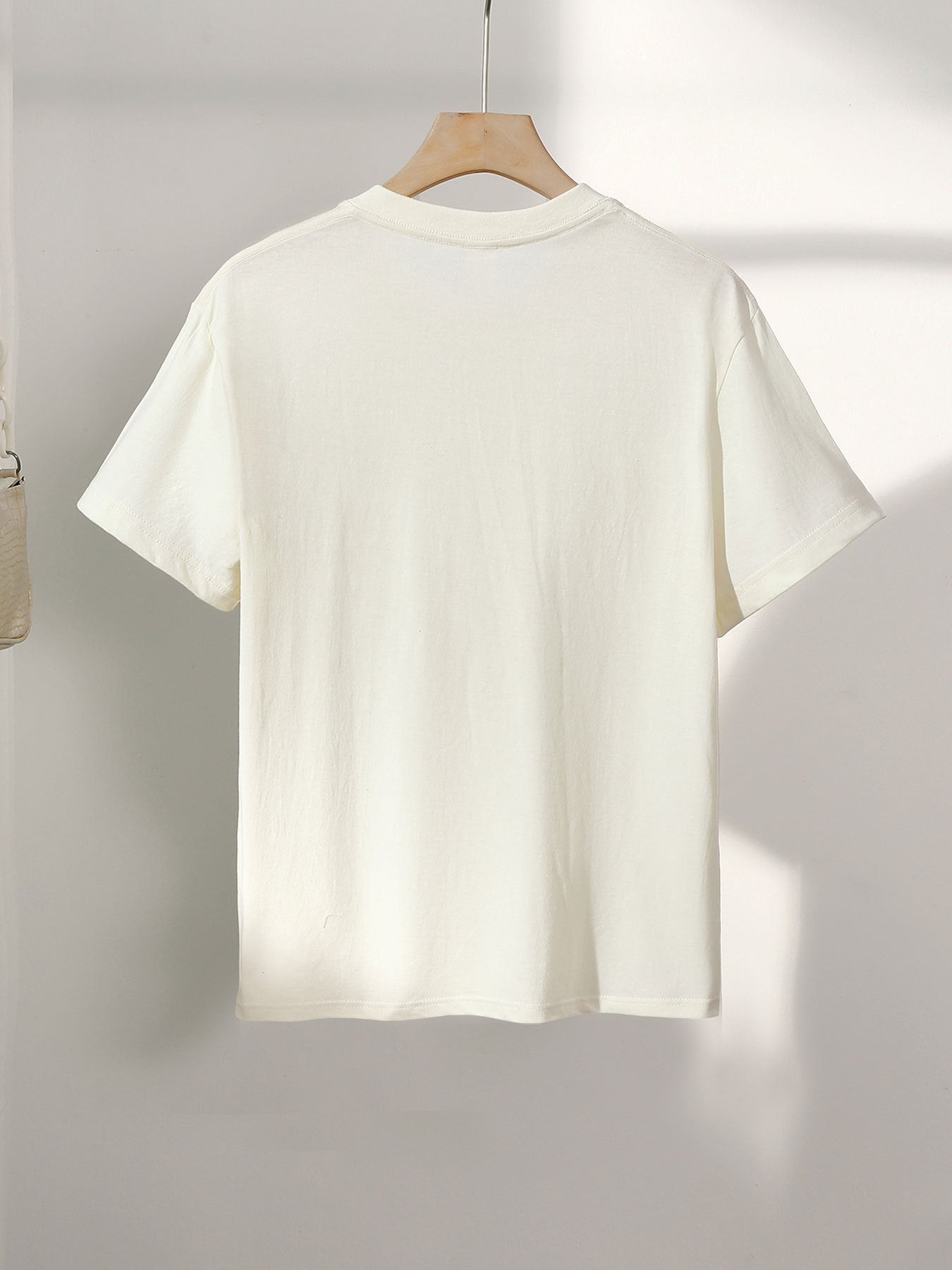 Dam T-shirt med djurmönster och inspirerande text – Trendig vardagstop med leopard- och zebramotiv