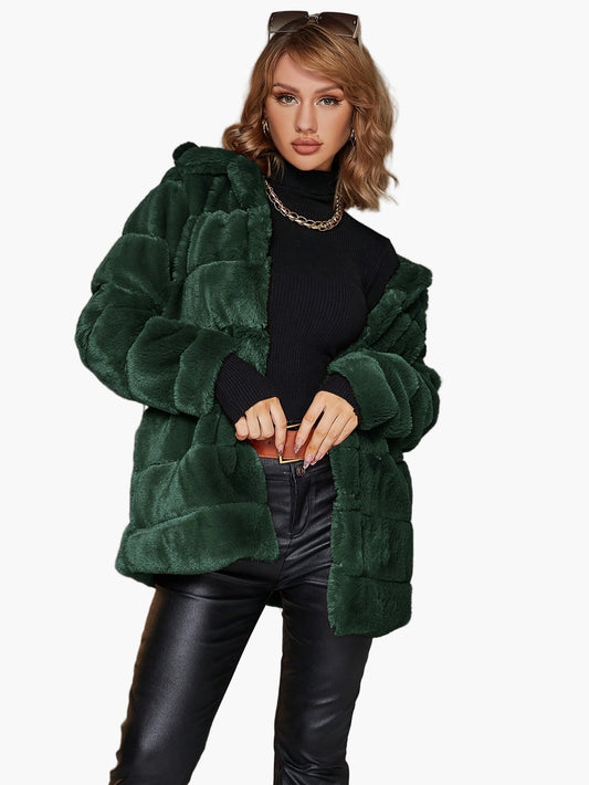 Damjacka i modern pälskänsla – trendig höst- och vinterkappa för urbana looks