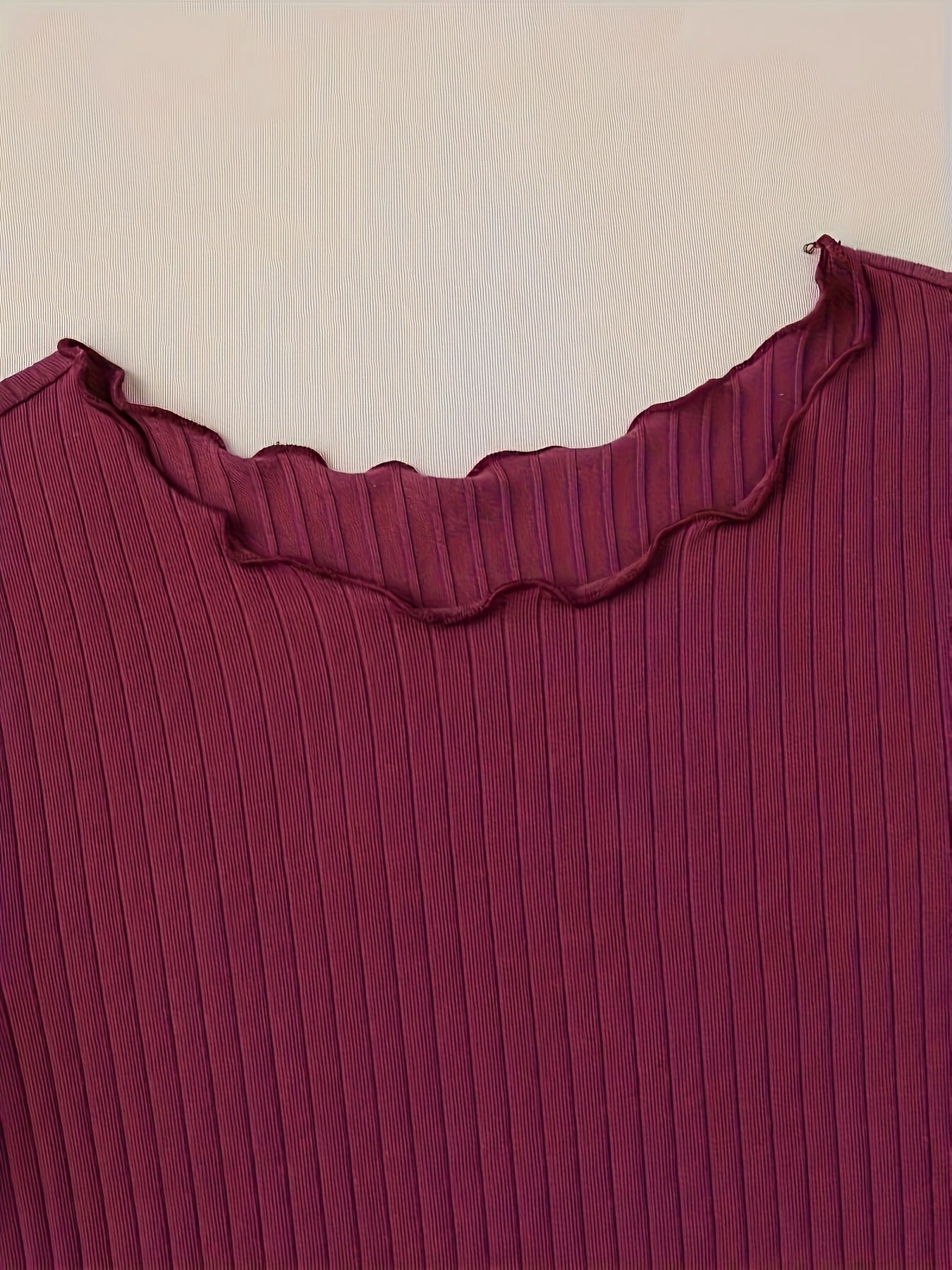 Dam Topp med Ribbade Ränder och Vågad Kant – Vardagsstil & Elegant Basplagg