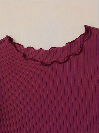 Dam Topp med Ribbade Ränder och Vågad Kant – Vardagsstil & Elegant Basplagg